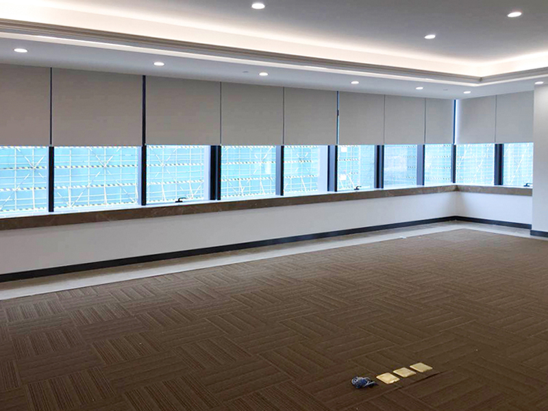 Thi công rèm cuộn chống nắng cửa kính TP.HCM cho văn phòng