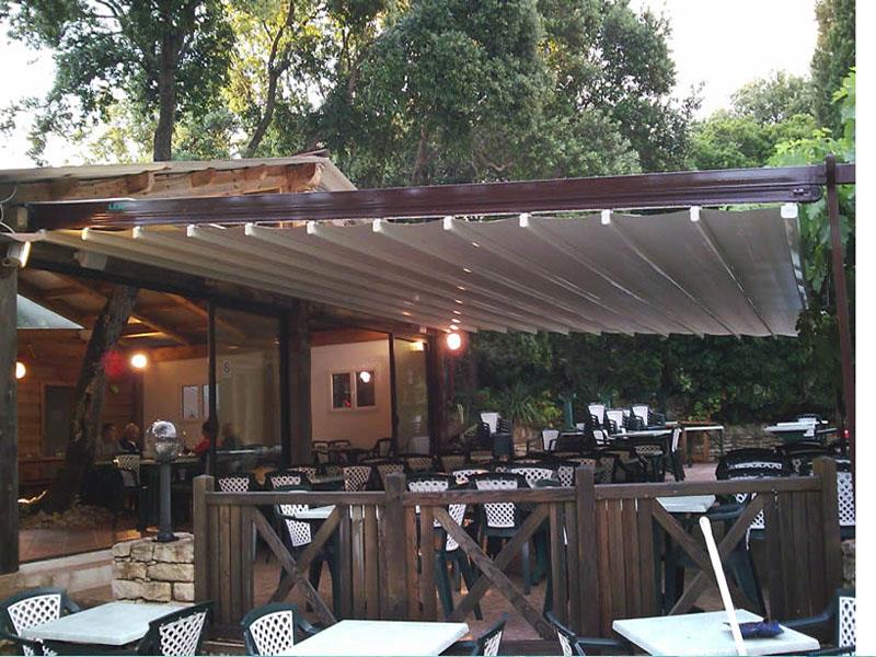 Lắp đặt mái che nắng ngoài trời đẹp, hiện đại cho quán cà phê