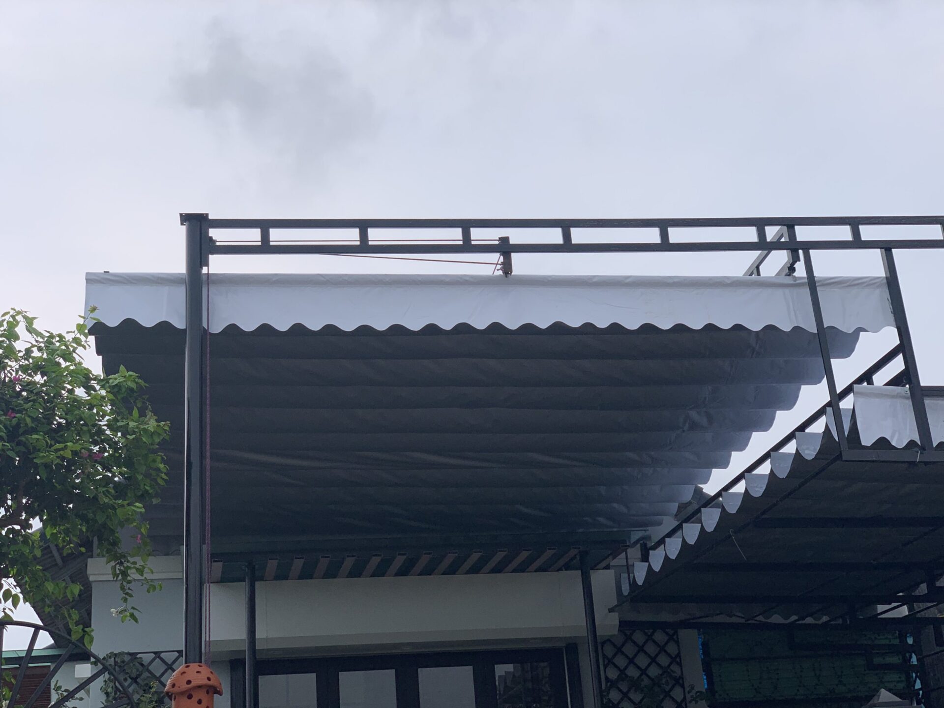 lắp đặt mái bạt xếp lượn sóng cho nhà hàng ngoài trời