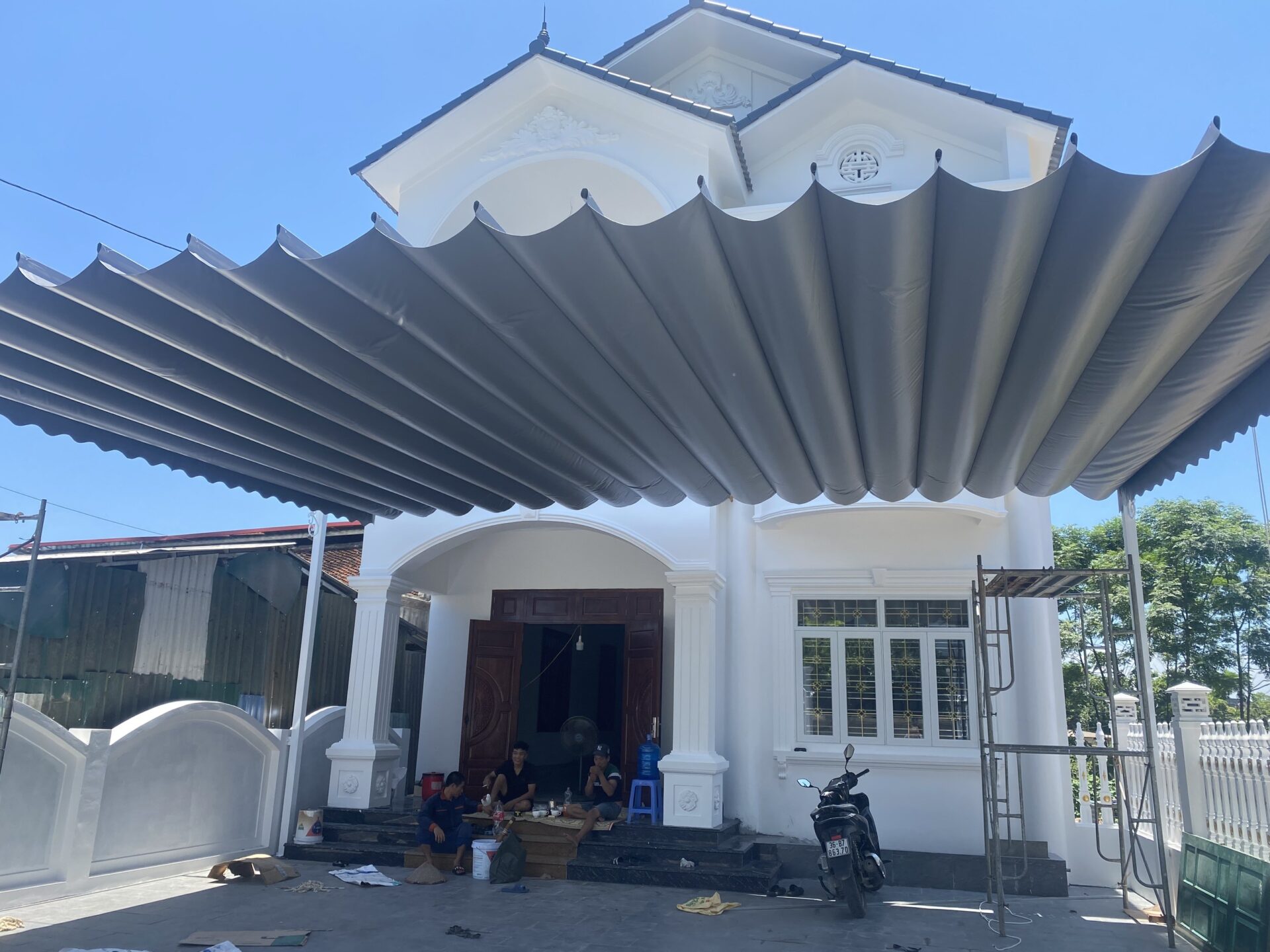 mái che thông minh tự cuốn cho sân vườn nhà phố hiện đại