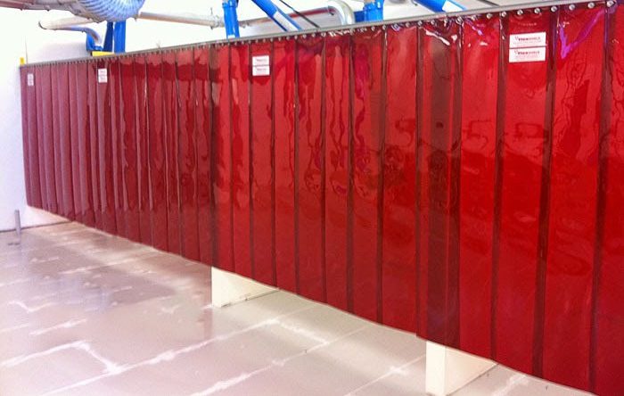 Hình ảnh rèm nhựa màu đỏ ấm áp, cá tính cho không gian