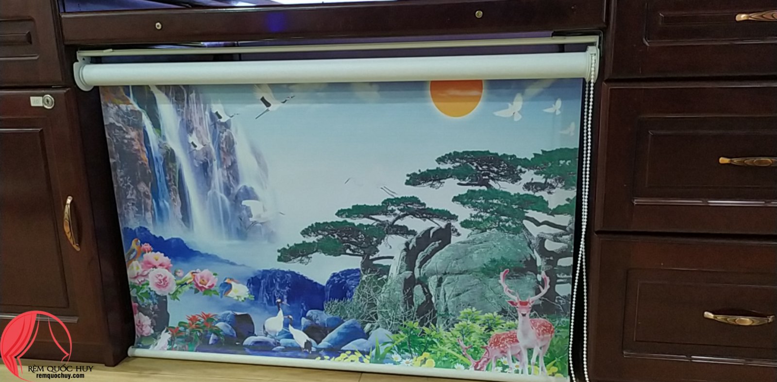 Hình ảnh cận cảnh đầu kéo rèm cuốn tiện lợi