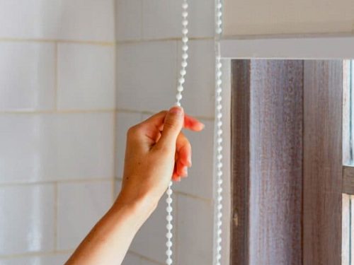 Hình ảnh kỹ thuật viên đang sửa rèm kéo bị kẹt tại nhà