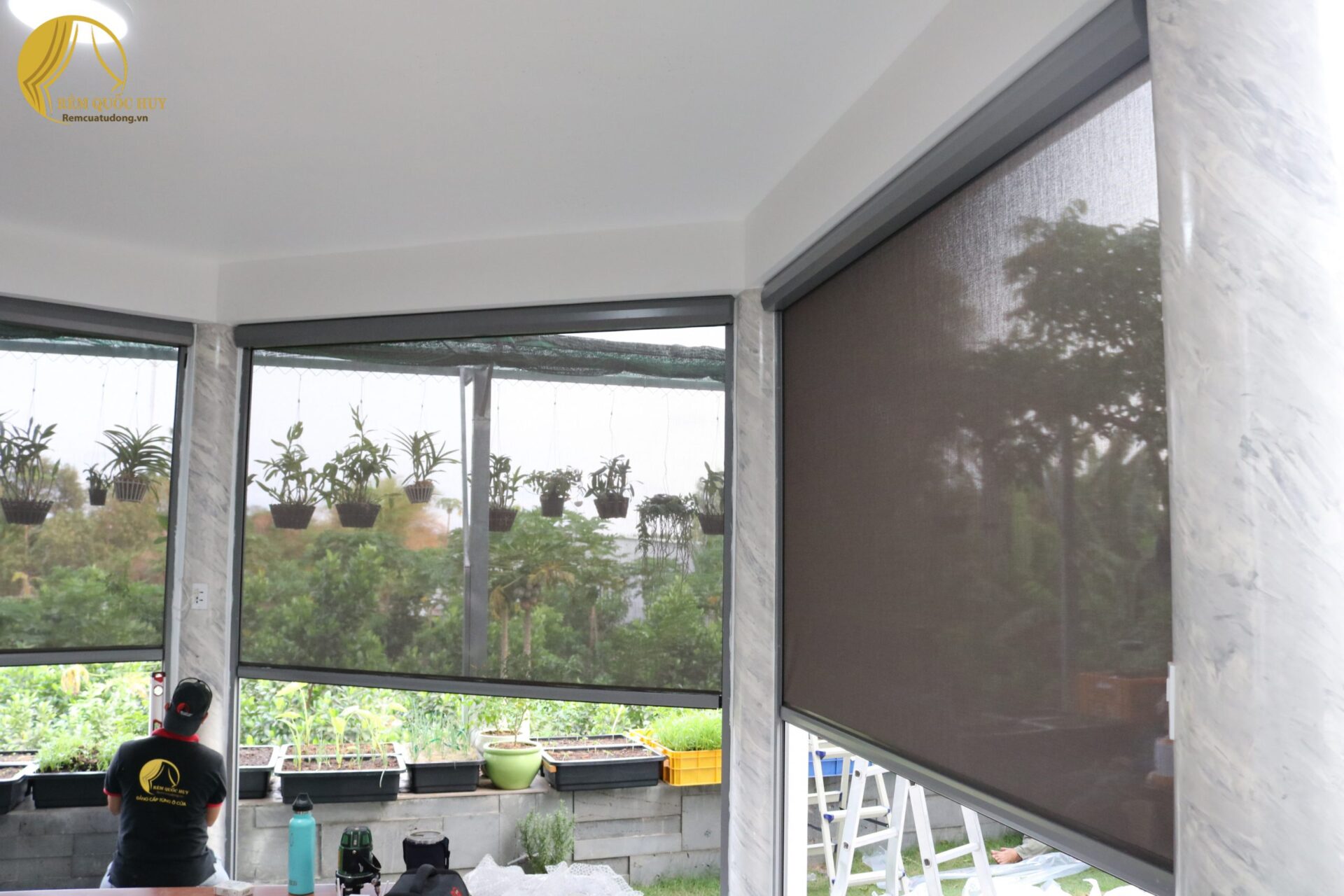 Hình ảnh rèm cuốn ngoài trời tự động hệ Zipscreen chắn nắng mưa
