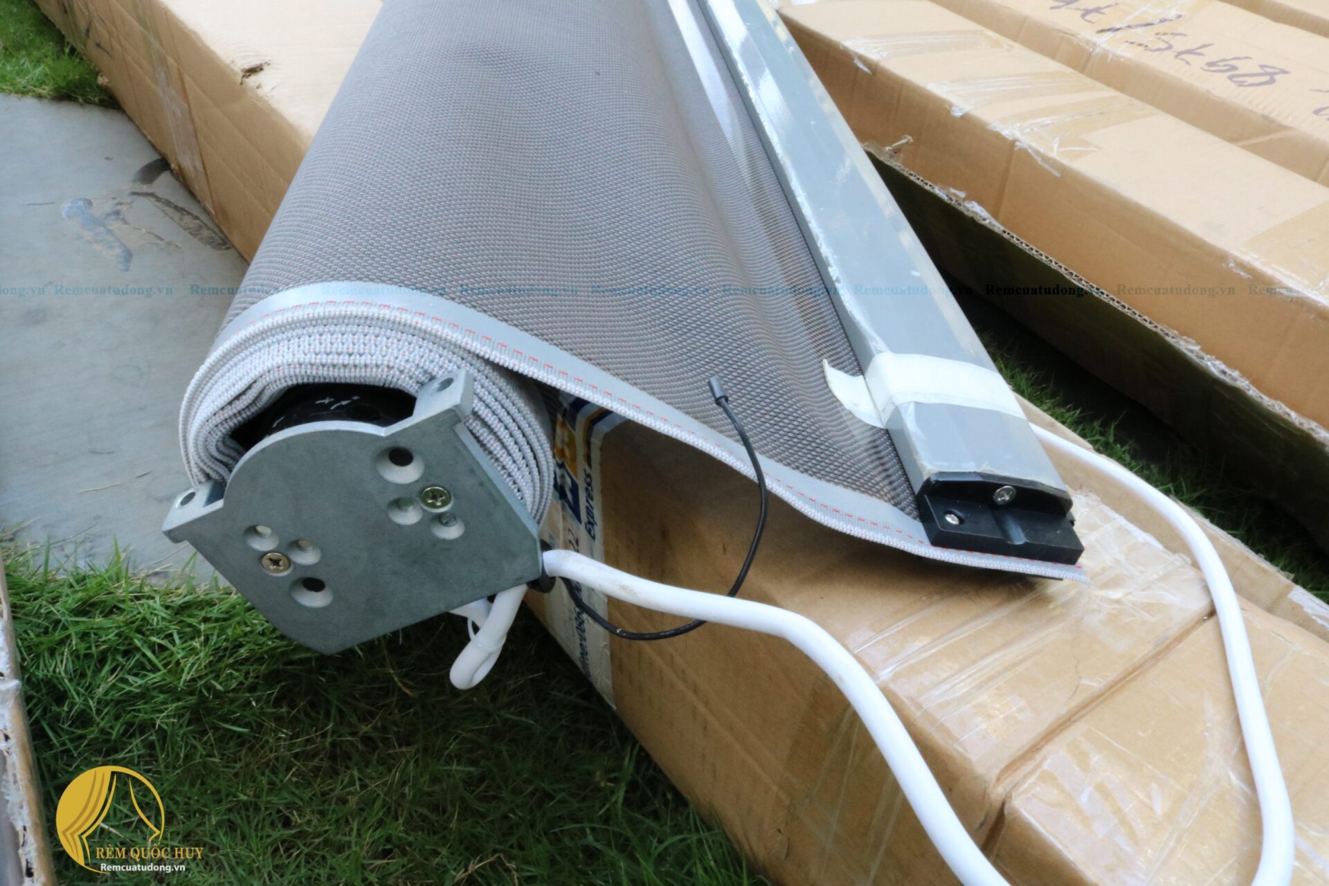 Hình ảnh rèm zipper che ban công chống nắng hiện đại