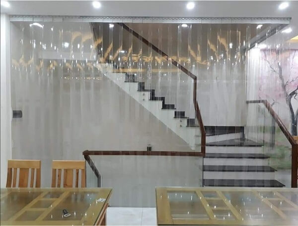 Hình rèm che cầu thang giữ hơi lạnh phòng khách