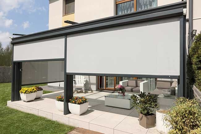 Mẫu rèm cuốn ngoài trời tự động hệ Zipscreen hiện đại