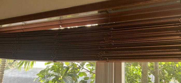 Minh họa rèm kéo bị kẹt không thể di chuyển dễ dàng