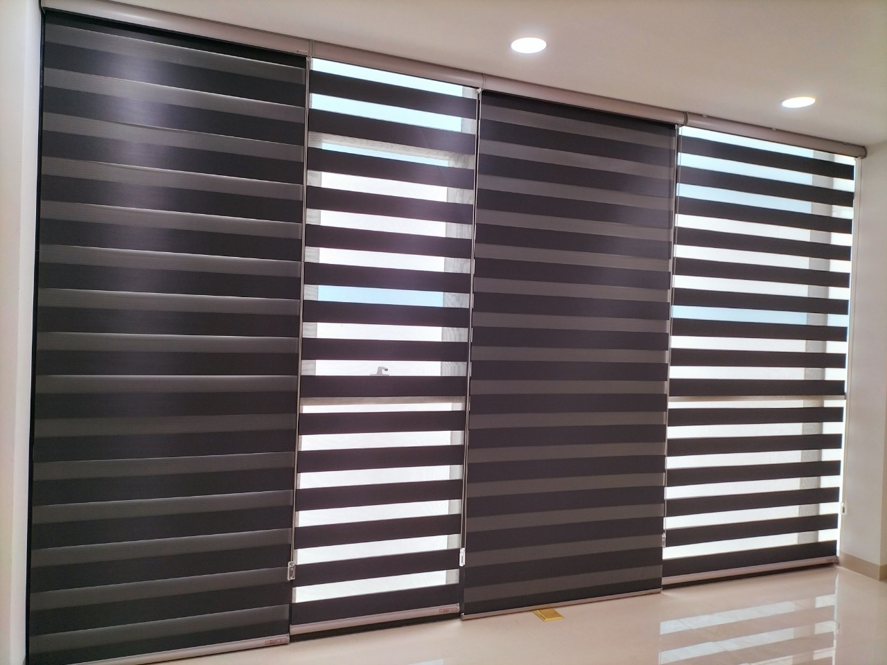 Rèm cầu vồng cửa chính cao cấp điều chỉnh ánh sáng