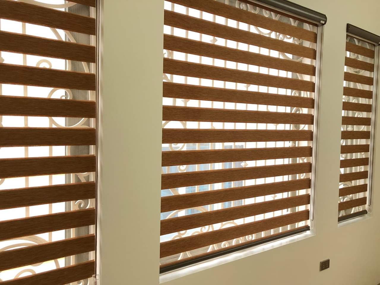 Rèm cầu vồng màu gỗ sang trọng cho văn phòng