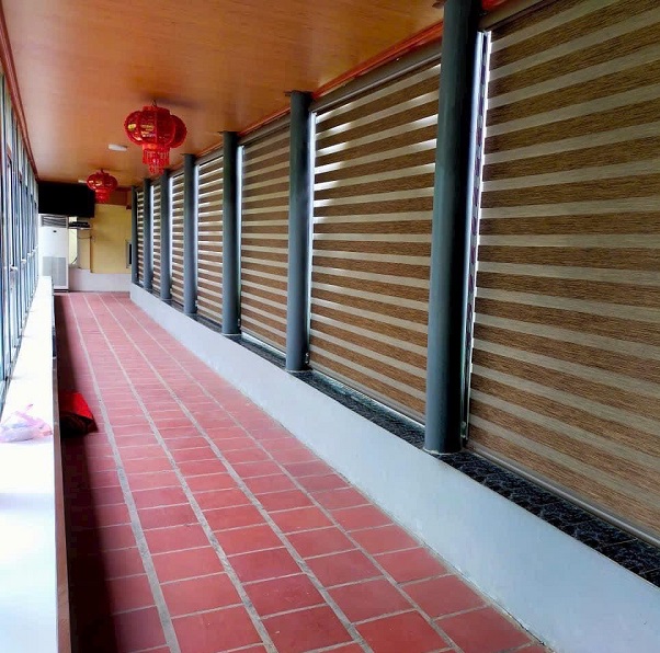 Rèm cầu vồng màu nâu sang trọng cho phòng khách