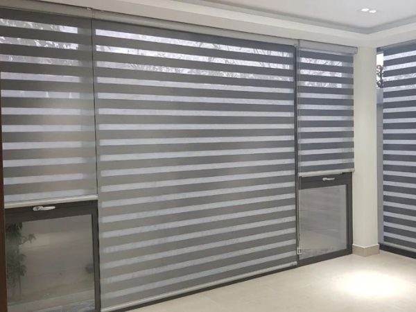 Rèm cầu vồng màu xám trang trí phòng khách hiện đại