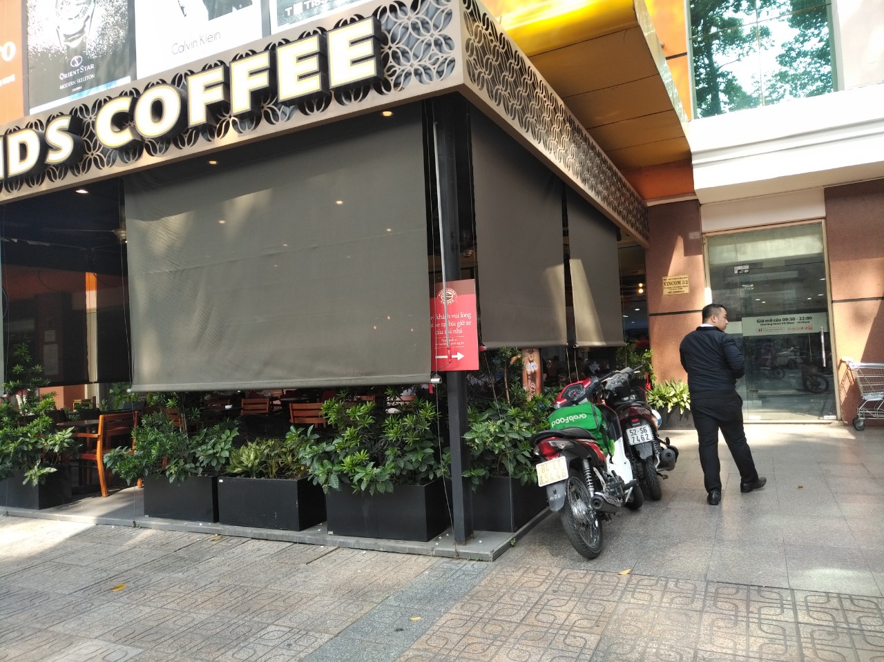 Rèm cuốn lưới che nắng quán cafe ngoài trời