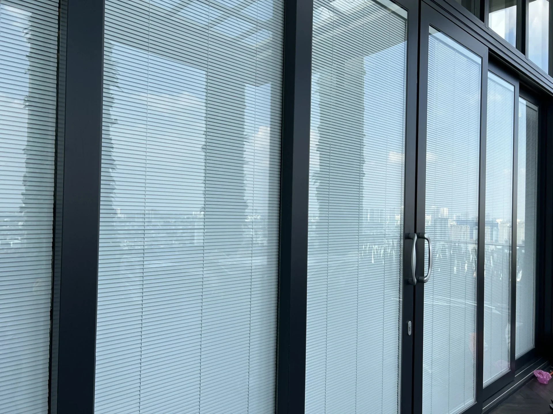 Thiết kế rèm che cửa nhôm kính đẹp, phù hợp nội thất văn phòng
