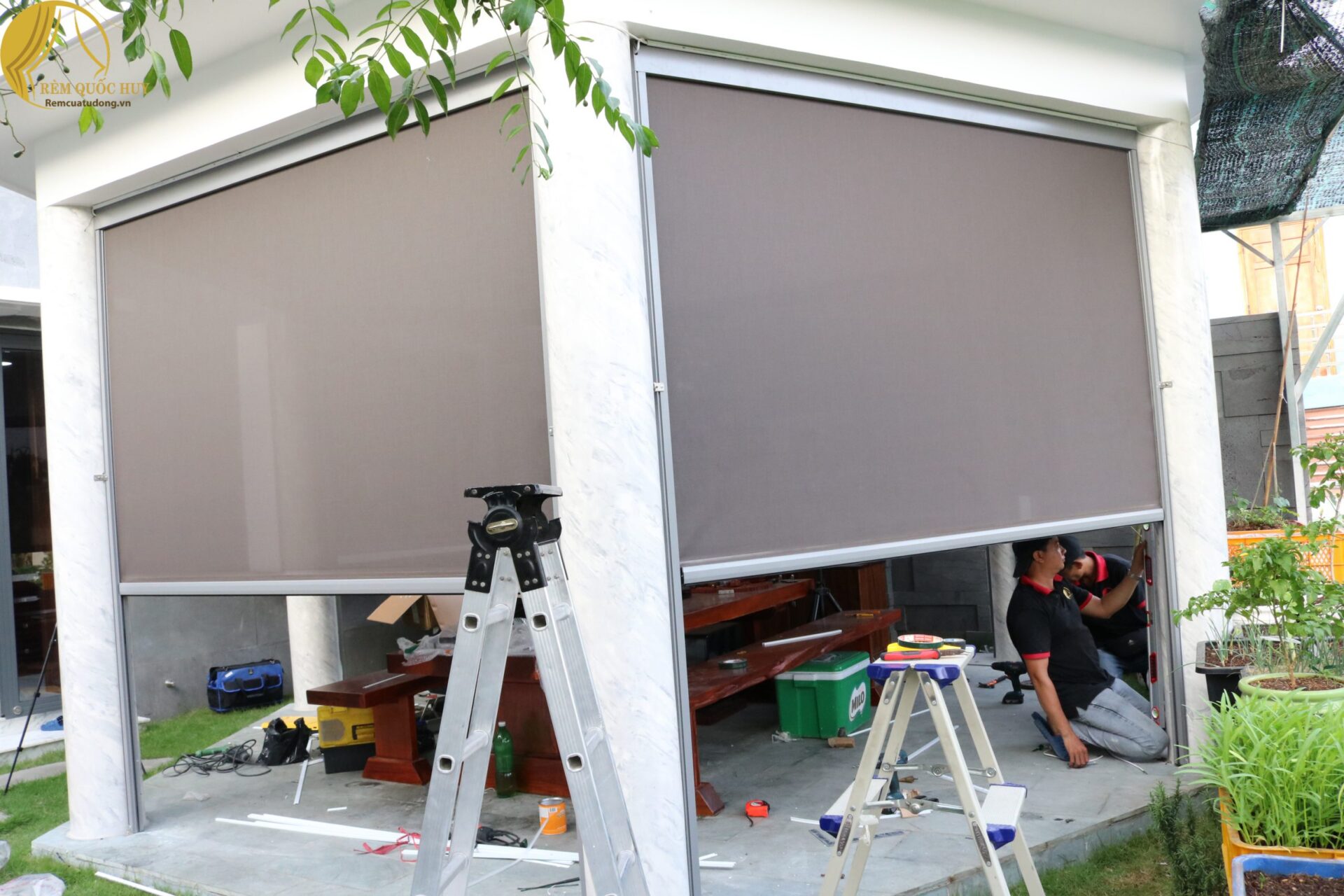 Ảnh minh họa rèm ngoài trời tự động điều khiển từ xa lắp đặt tại resort