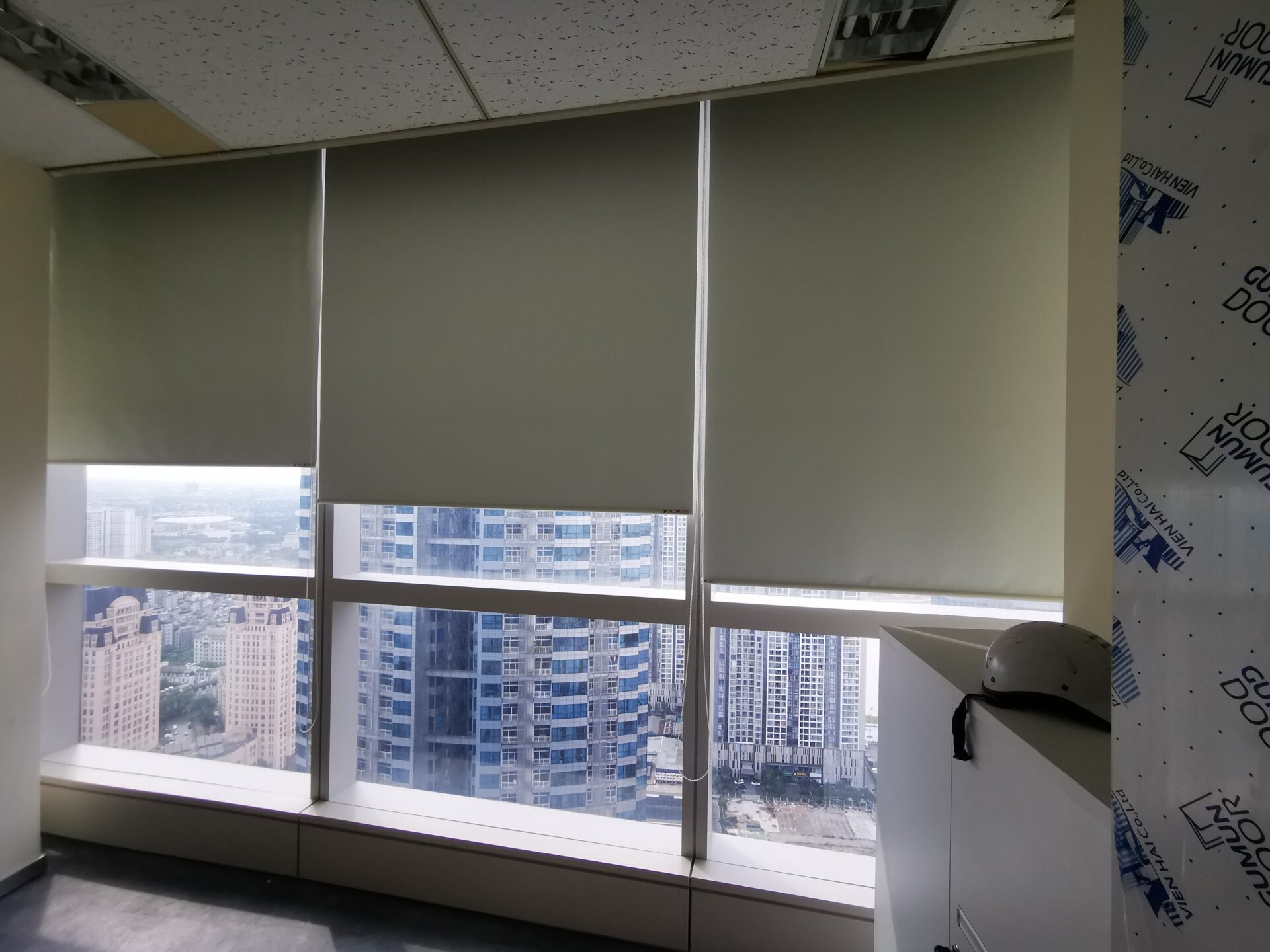 Bí quyết chọn rèm cuốn cho cửa sổ, cửa ban công và cửa kính lớn