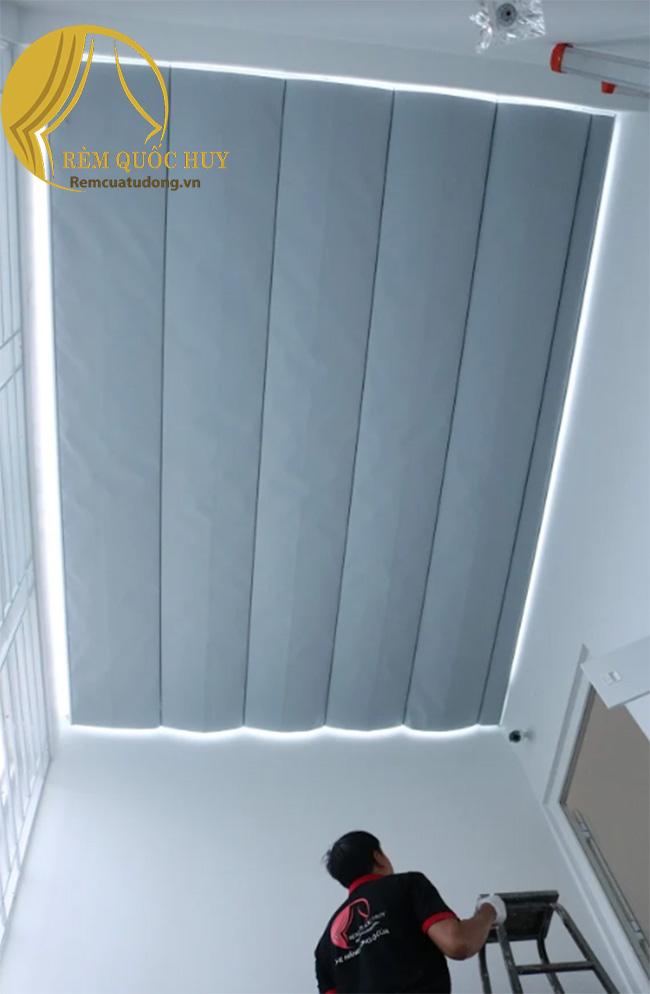 Gợi ý nên chọn rèm trần tự động loại nào tiết kiệm điện năng