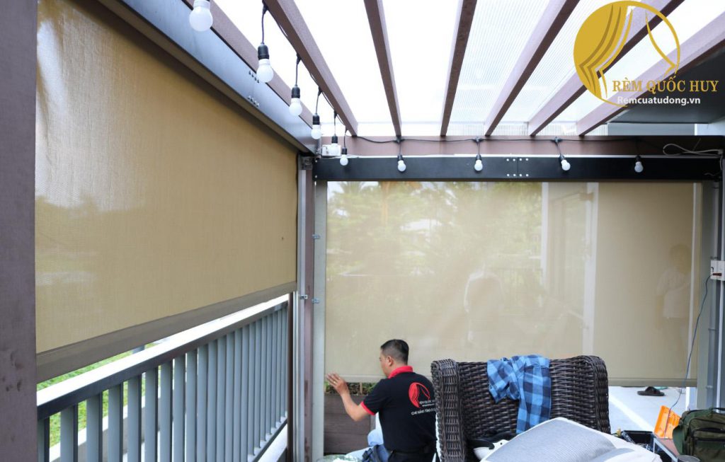 Rèm tự động ngoài trời hệ khung nhôm chống ăn mòn, sang trọng