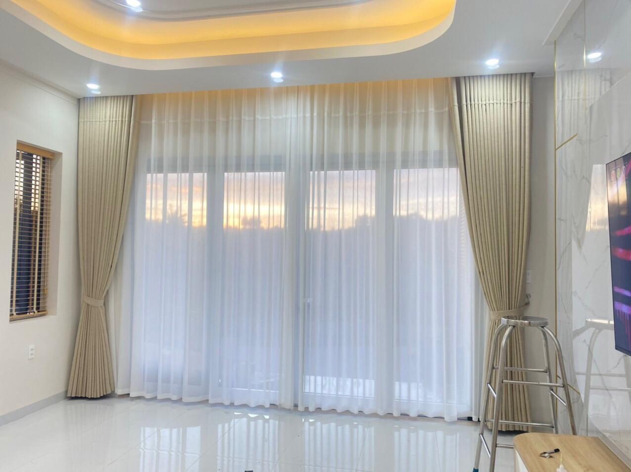 Không gian biệt thự sang trọng với rèm 2 lớp cao cấp may xếp ly tinh tế