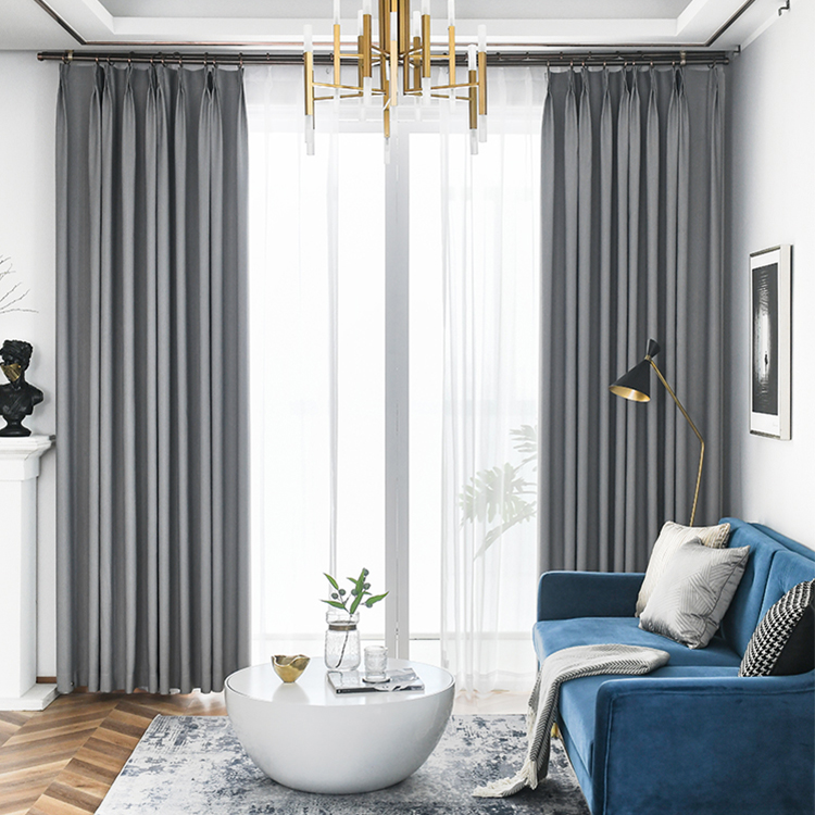Không gian nổi bật với rèm lụa satin bóng mượt