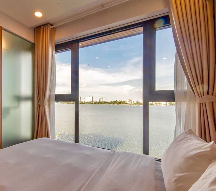 Không gian phòng khách sạn Phú Quốc với rèm vải sang trọng