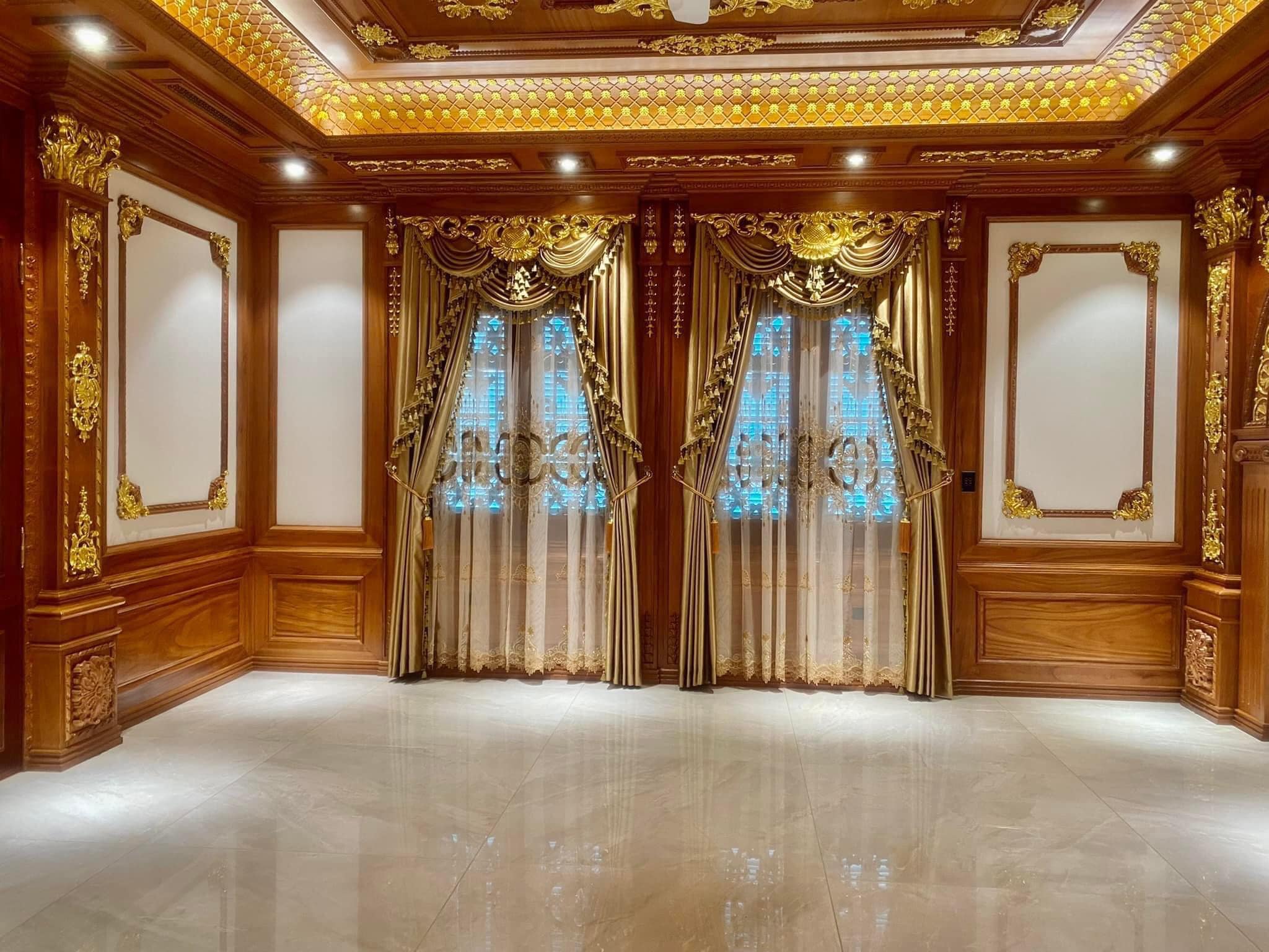 Không gian phòng khách sang trọng với rèm vải hoa văn