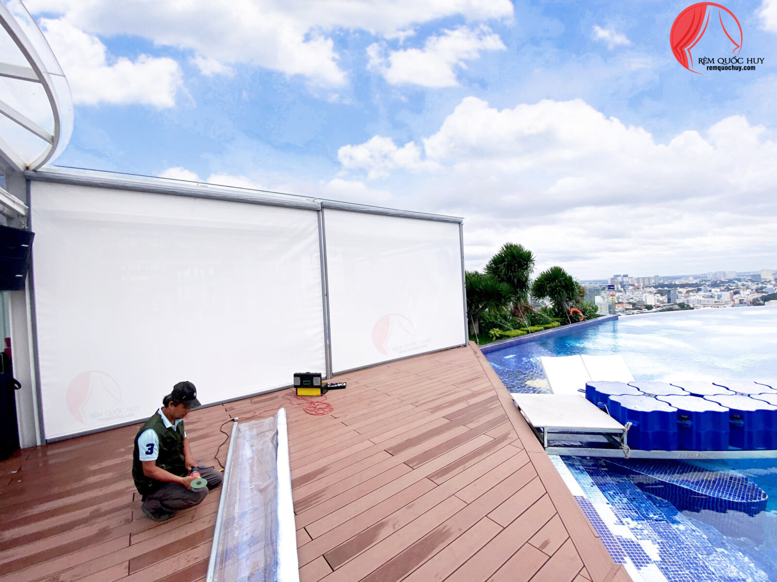 Kỹ thuật viên Rèm Quốc Huy sửa chữa rèm tự động ngoài trời chuyên nghiệp