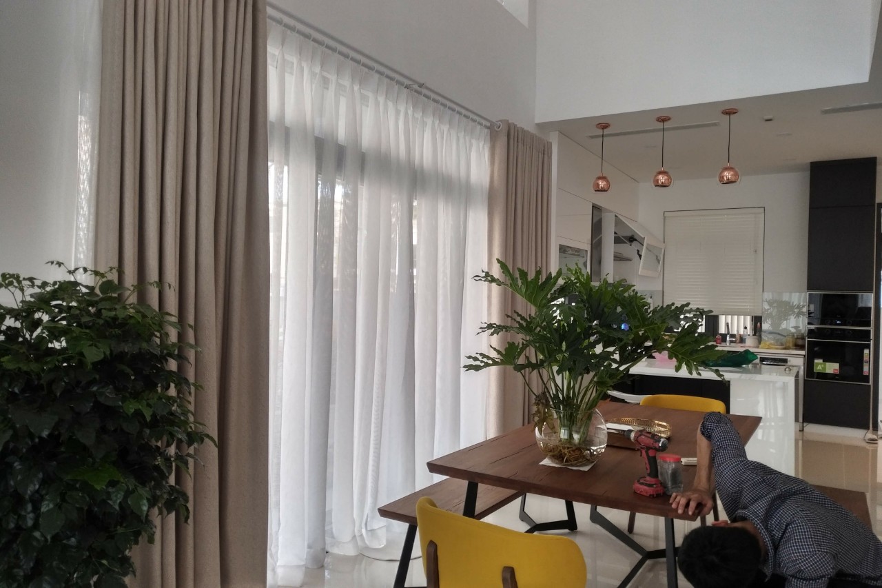 Mẫu rèm 2 lớp cao cấp cửa kính lớn giúp không gian thêm tinh tế