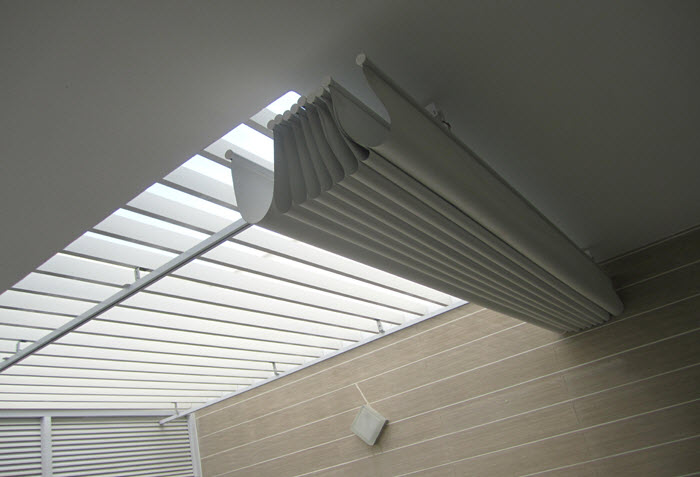 Mẫu rèm trần cho mái kính tự động thiết kế tinh tế, bền đẹp