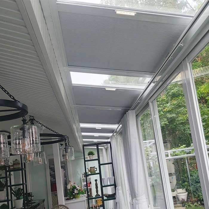 Mẫu rèm che nắng dưới mái kính sân thượng đẹp