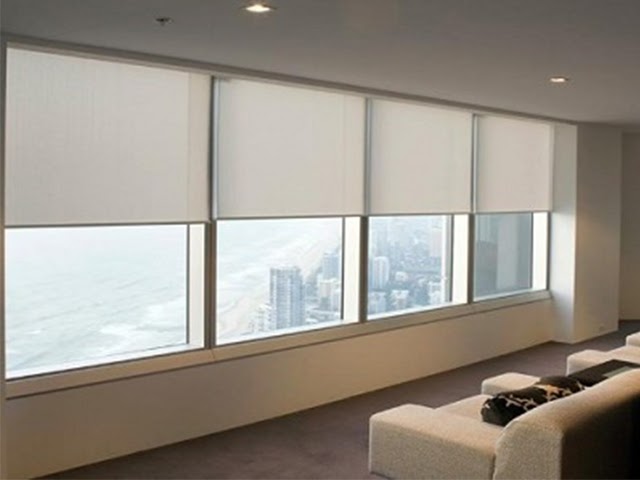 Mẫu rèm cuốn hiện đại tone sáng cho không gian nhà phố cao cấp