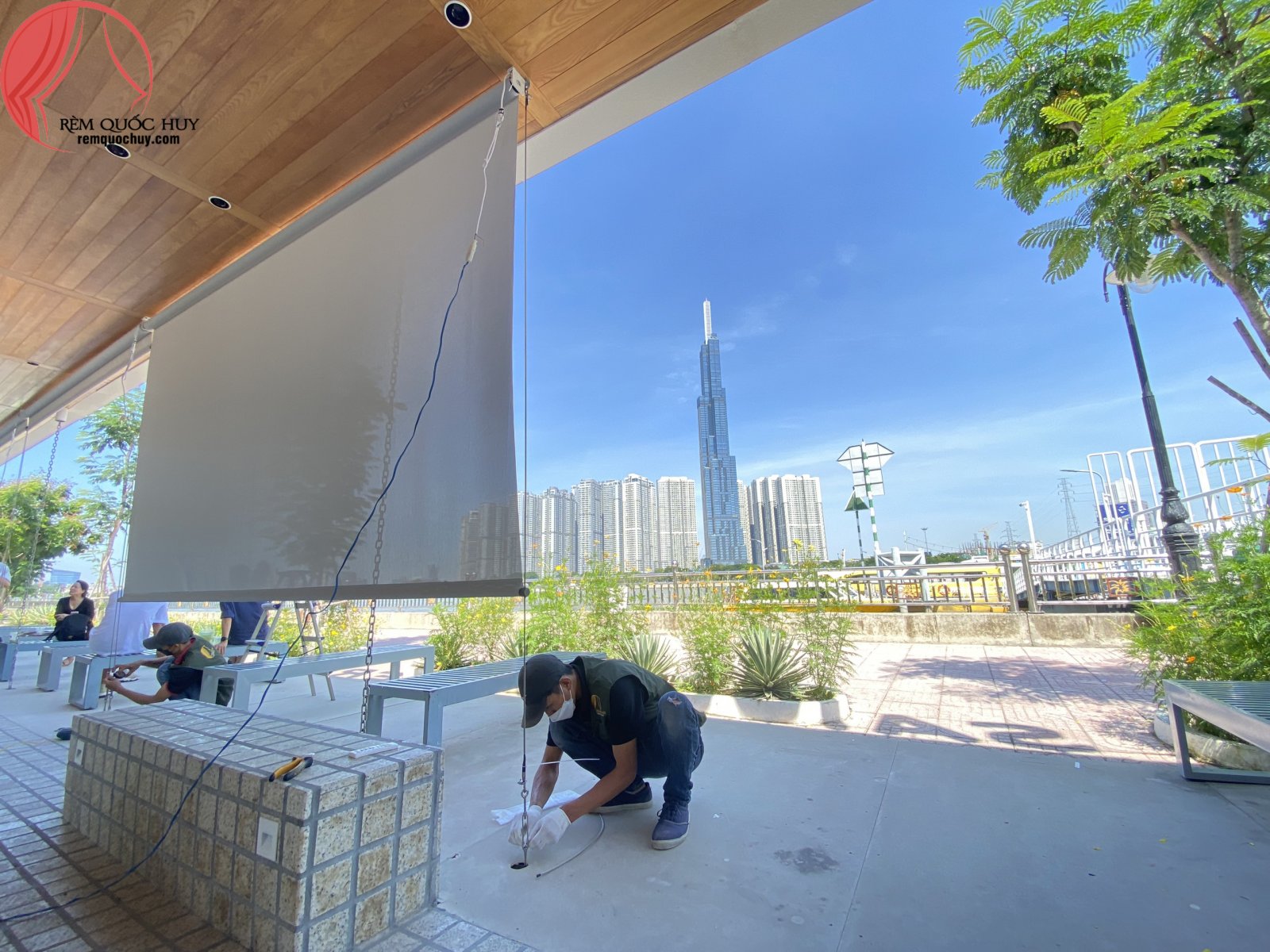 Minh họa so sánh các loại rèm ngoài trời tự động trong thực tế