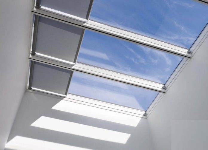 Rèm che nắng dưới mái kính giếng trời hiện đại