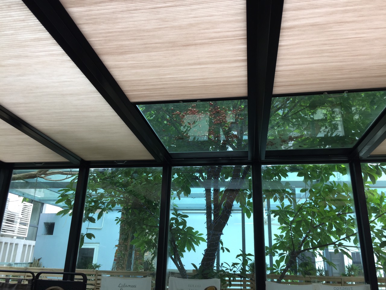 Rèm che nắng dưới mái kính tự động chống nóng hiệu quả