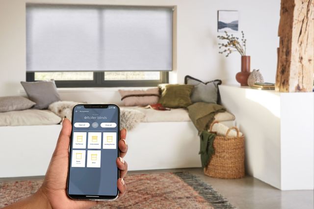 Rèm cuốn tự động điều khiển qua điện thoại thông minh tiện lợi