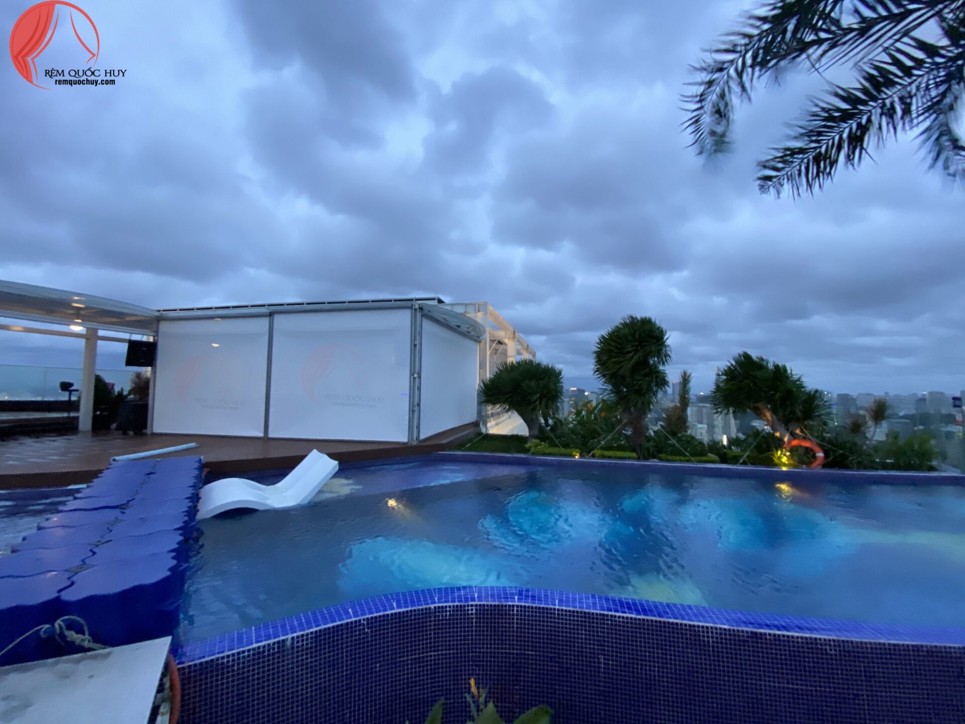 Rèm ngoài trời cho hồ bơi và sân vườn đẳng cấp