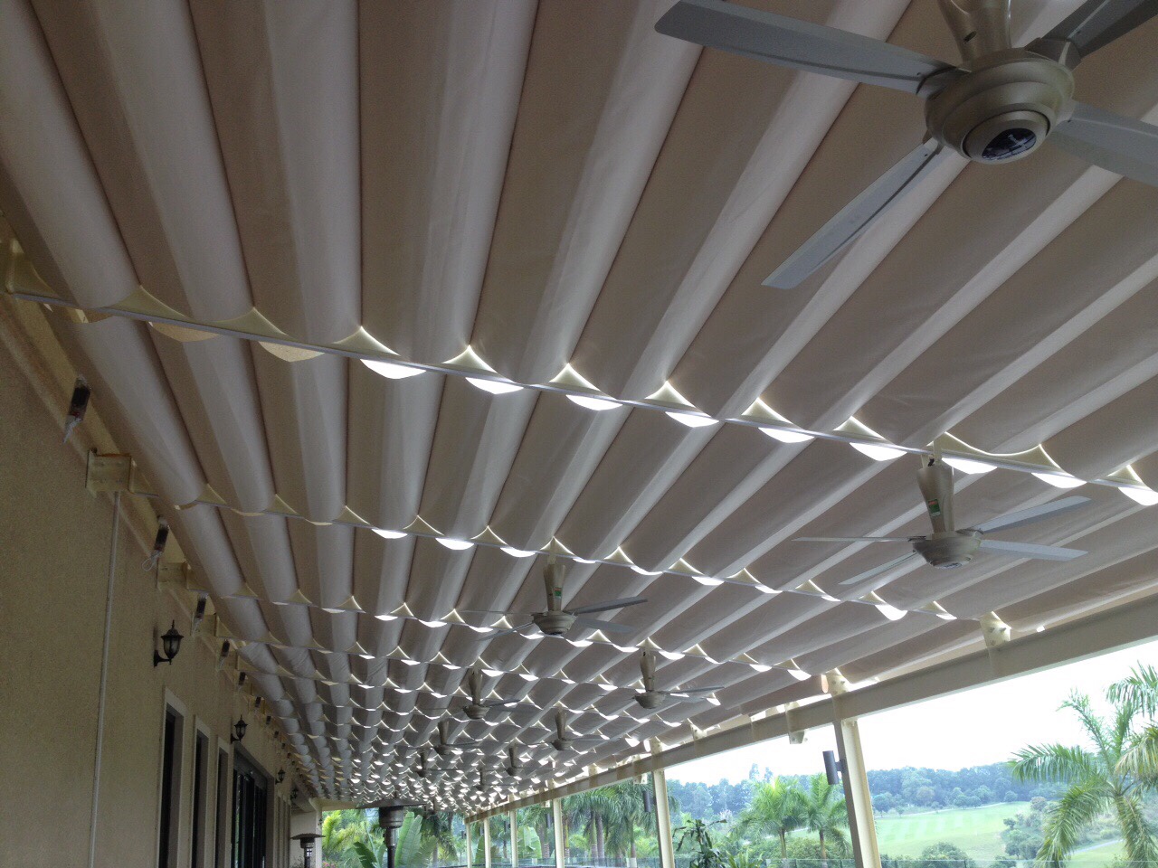 Rèm trần lắp motor thông minh điều khiển bằng điện thoại