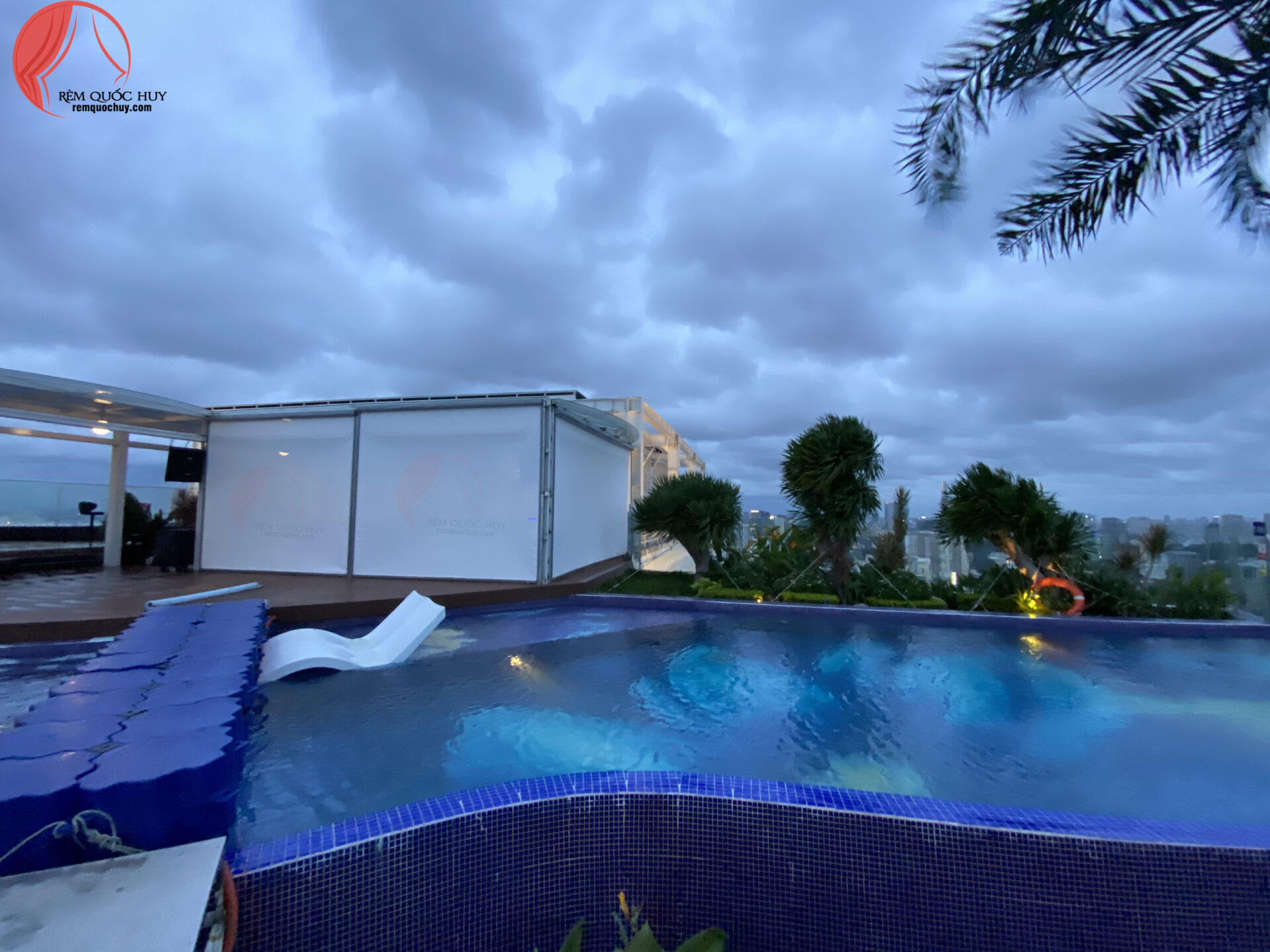 Rèm tự động ngoài trời chịu được bão gió mạnh