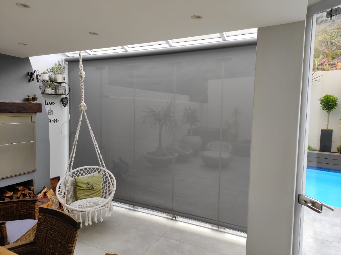 Rèm tự động ngoài trời cho nhà phố sang trọng