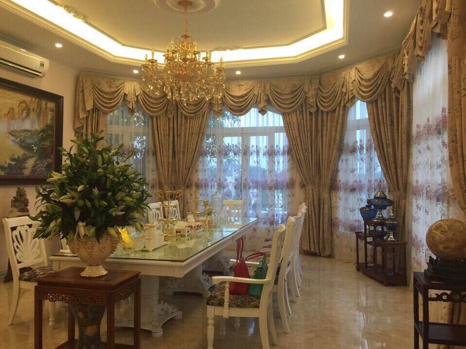 Rèm vải buông sang trọng cho phòng khách rộng