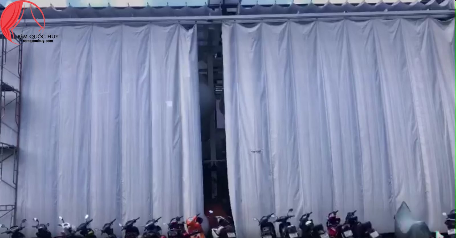 Rèm vải ngoài trời tự động chống tia UV cho sân vườn