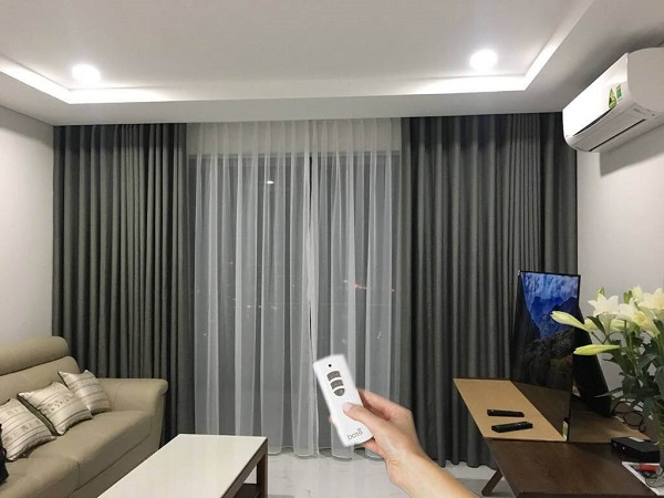 Rèm vải tự động mẫu mới 2025 lắp đặt trong phòng khách sang trọng