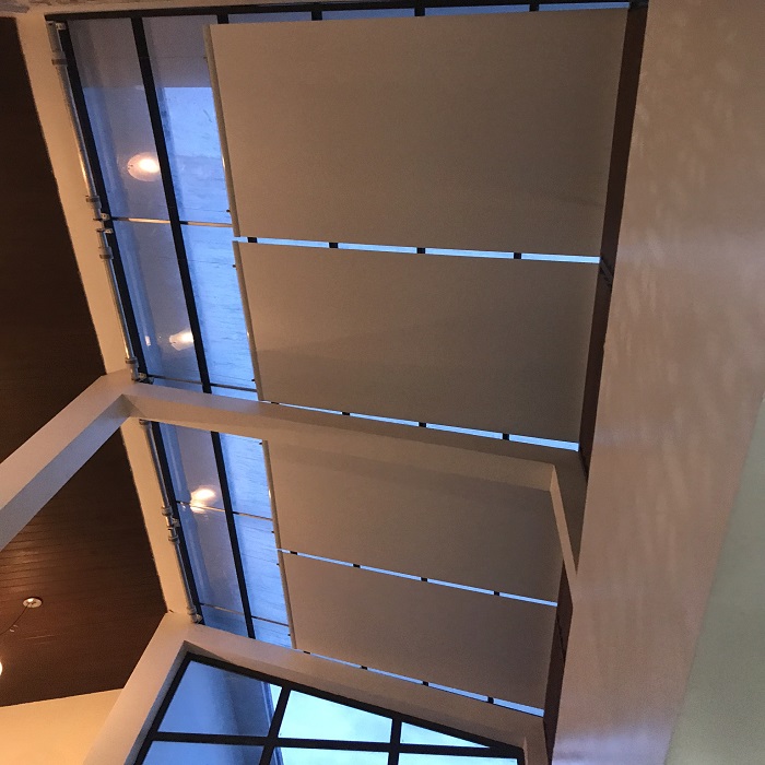 So sánh lợi ích khi sử dụng rèm trần tự động trong gia đình