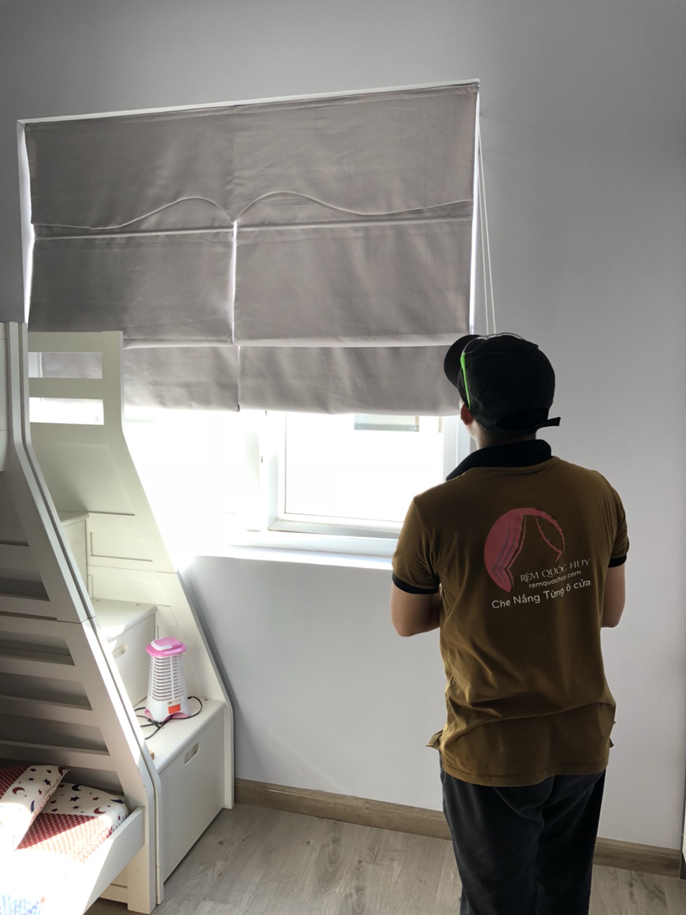 So sánh rèm Roman và rèm vải về thẩm mỹ và công năng