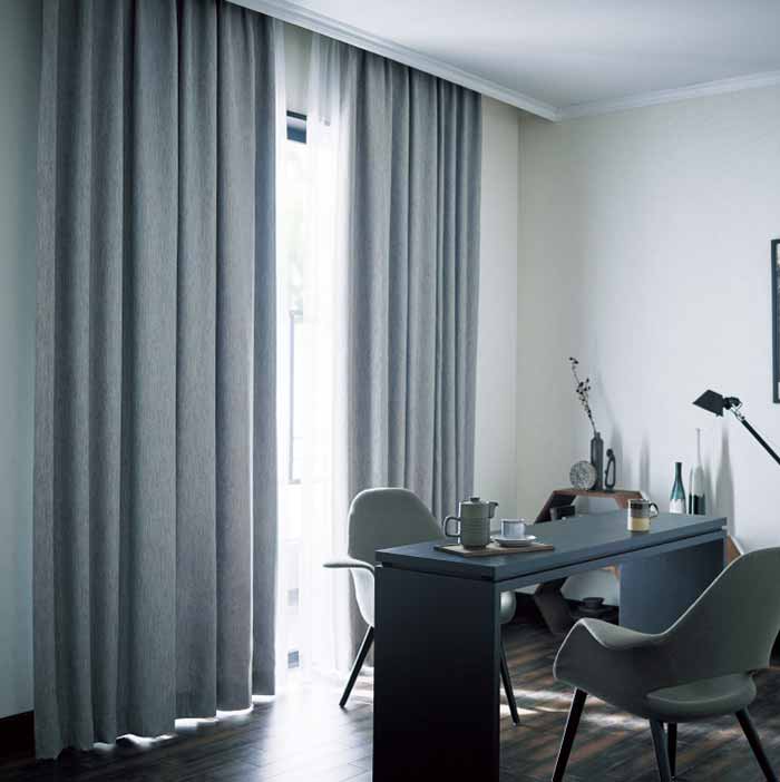 So sánh rèm vải và rèm nhựa trong thiết kế văn phòng hiện đại