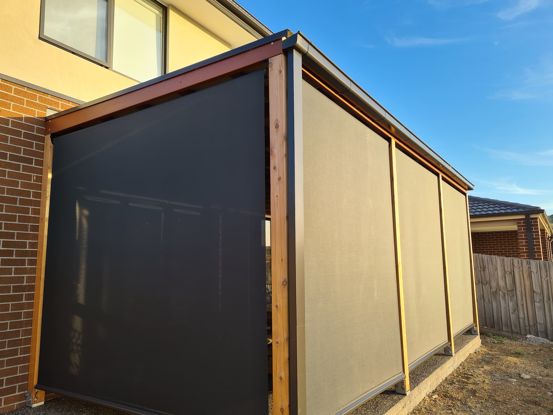 Lắp rèm tự động ngoài trời cho nhà phố giúp chống nắng và giữ riêng tư