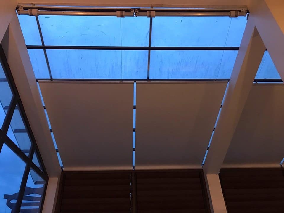 Lắp đặt rèm trần cho mái kính tự động điều khiển qua remote