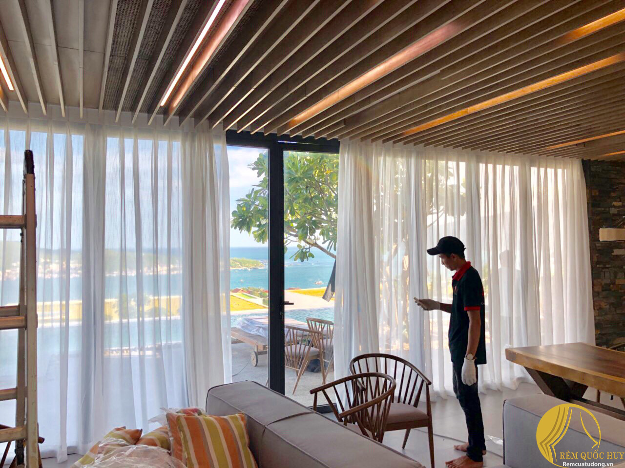 Rèm vải motor thông minh cho phòng khách sang trọng