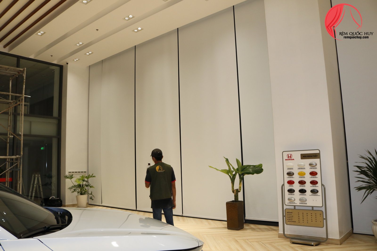 Rèm cuốn motor nhập khẩu châu Âu sang trọng cho biệt thự hiện đại