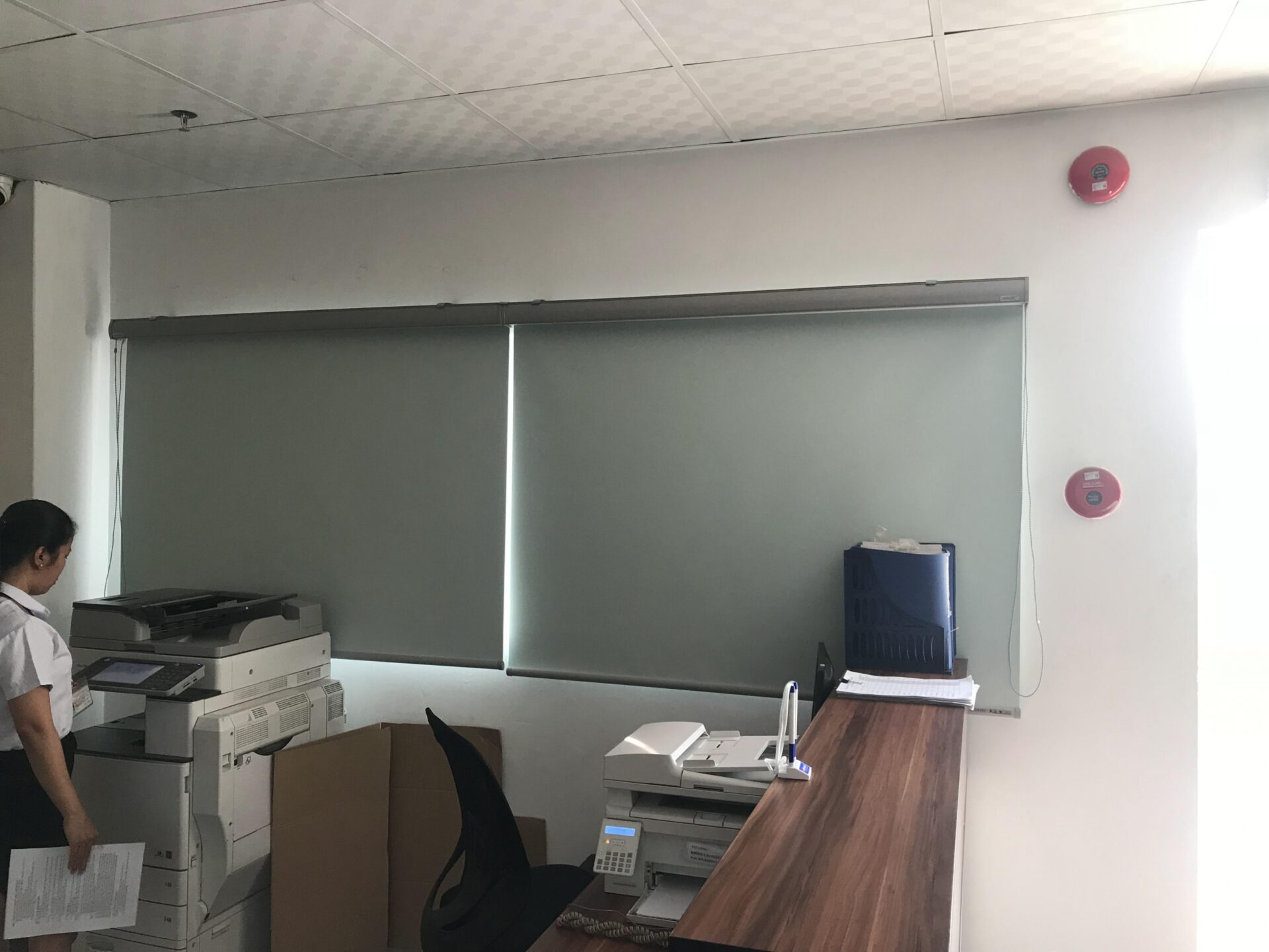 rèm cuốn lắp đặt chuyên nghiệp cho tòa nhà văn phòng Bình Dương